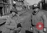 Immagine di Porto deserte e waterfront Cherbourg Normandia Francia, 1944, secondo 11 filmato di repertorio 65675049238