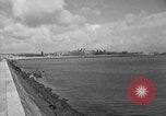 Immagine di Porto deserte e waterfront Cherbourg Normandia Francia, 1944, secondo 16 filmato di repertorio 65675049238