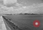 Immagine di Porto deserte e waterfront Cherbourg Normandia Francia, 1944, secondo 17 filmato di repertorio 65675049238
