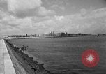 Immagine di Porto deserte e waterfront Cherbourg Normandia Francia, 1944, secondo 18 filmato di repertorio 65675049238