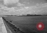 Immagine di Porto deserte e waterfront Cherbourg Normandia Francia, 1944, secondo 20 filmato di repertorio 65675049238