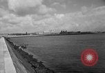 Immagine di Porto deserte e waterfront Cherbourg Normandia Francia, 1944, secondo 21 filmato di repertorio 65675049238