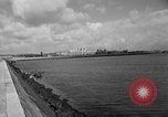 Immagine di Porto deserte e waterfront Cherbourg Normandia Francia, 1944, secondo 22 filmato di repertorio 65675049238