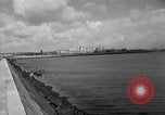 Immagine di Porto deserte e waterfront Cherbourg Normandia Francia, 1944, secondo 24 filmato di repertorio 65675049238