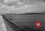 Immagine di Porto deserte e waterfront Cherbourg Normandia Francia, 1944, secondo 25 filmato di repertorio 65675049238