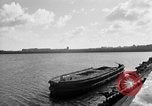 Immagine di Porto deserte e waterfront Cherbourg Normandia Francia, 1944, secondo 49 filmato di repertorio 65675049238