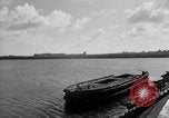 Immagine di Porto deserte e waterfront Cherbourg Normandia Francia, 1944, secondo 53 filmato di repertorio 65675049238