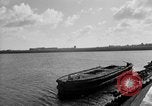 Immagine di Porto deserte e waterfront Cherbourg Normandia Francia, 1944, secondo 54 filmato di repertorio 65675049238