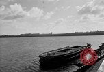Immagine di Porto deserte e waterfront Cherbourg Normandia Francia, 1944, secondo 55 filmato di repertorio 65675049238
