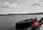 Immagine di Porto deserte e waterfront Cherbourg Normandia Francia, 1944, secondo 57 filmato di repertorio 65675049238