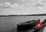 Immagine di Porto deserte e waterfront Cherbourg Normandia Francia, 1944, secondo 59 filmato di repertorio 65675049238