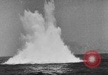 Standbild Deutsche Torpedo hits Mine Atlantik, 1943, aus Sekunde 8 historischem Filmmaterial Videoclip 65675049295