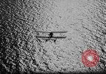 Standbild Rauch Bildschirm um Kriegsmarine Schiff Atlantik, 1943, aus Sekunde 19 historischem Filmmaterial Videoclip 65675049300