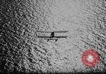 Standbild Rauch Bildschirm um Kriegsmarine Schiff Atlantik, 1943, aus Sekunde 20 historischem Filmmaterial Videoclip 65675049300