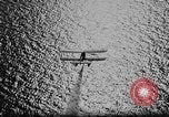 Standbild Rauch Bildschirm um Kriegsmarine Schiff Atlantik, 1943, aus Sekunde 21 historischem Filmmaterial Videoclip 65675049300