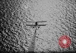 Standbild Rauch Bildschirm um Kriegsmarine Schiff Atlantik, 1943, aus Sekunde 22 historischem Filmmaterial Videoclip 65675049300