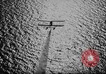 Standbild Rauch Bildschirm um Kriegsmarine Schiff Atlantik, 1943, aus Sekunde 25 historischem Filmmaterial Videoclip 65675049300