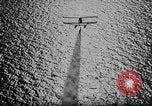 Standbild Rauch Bildschirm um Kriegsmarine Schiff Atlantik, 1943, aus Sekunde 30 historischem Filmmaterial Videoclip 65675049300