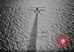 Standbild Rauch Bildschirm um Kriegsmarine Schiff Atlantik, 1943, aus Sekunde 32 historischem Filmmaterial Videoclip 65675049300