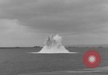 Immagine di Esplosioni di mine Cherbourg Normandia Francia, 1944, secondo 49 filmato di repertorio 65675049316