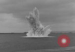 Immagine di Esplosioni di mine Cherbourg Normandia Francia, 1944, secondo 50 filmato di repertorio 65675049316