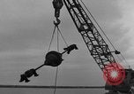Standbild Metall Gerät Cherbourg Normandie Frankreich, 1944, aus Sekunde 8 historischem Filmmaterial Videoclip 65675049319