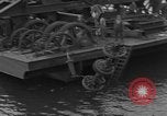 Standbild Metall Gerät Cherbourg Normandie Frankreich, 1944, aus Sekunde 20 historischem Filmmaterial Videoclip 65675049319