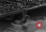 Standbild Metall Gerät Cherbourg Normandie Frankreich, 1944, aus Sekunde 30 historischem Filmmaterial Videoclip 65675049319