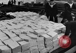 Standbild britischen Matrosen Schiff Hafen Neufundland, 1941, aus Sekunde 7 historischem Filmmaterial Videoclip 65675049358