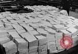 Standbild britischen Matrosen Schiff Hafen Neufundland, 1941, aus Sekunde 10 historischem Filmmaterial Videoclip 65675049358