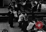 Standbild britischen Matrosen Schiff Hafen Neufundland, 1941, aus Sekunde 12 historischem Filmmaterial Videoclip 65675049358