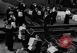 Standbild britischen Matrosen Schiff Hafen Neufundland, 1941, aus Sekunde 15 historischem Filmmaterial Videoclip 65675049358