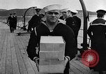 Standbild britischen Matrosen Schiff Hafen Neufundland, 1941, aus Sekunde 16 historischem Filmmaterial Videoclip 65675049358