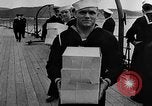 Standbild britischen Matrosen Schiff Hafen Neufundland, 1941, aus Sekunde 17 historischem Filmmaterial Videoclip 65675049358