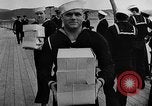 Standbild britischen Matrosen Schiff Hafen Neufundland, 1941, aus Sekunde 18 historischem Filmmaterial Videoclip 65675049358