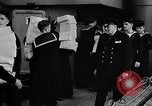 Standbild britischen Matrosen Schiff Hafen Neufundland, 1941, aus Sekunde 22 historischem Filmmaterial Videoclip 65675049358