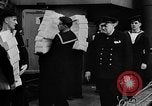 Standbild britischen Matrosen Schiff Hafen Neufundland, 1941, aus Sekunde 23 historischem Filmmaterial Videoclip 65675049358