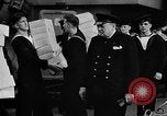 Standbild britischen Matrosen Schiff Hafen Neufundland, 1941, aus Sekunde 25 historischem Filmmaterial Videoclip 65675049358