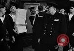 Standbild britischen Matrosen Schiff Hafen Neufundland, 1941, aus Sekunde 26 historischem Filmmaterial Videoclip 65675049358