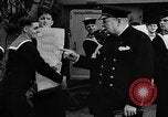 Standbild britischen Matrosen Schiff Hafen Neufundland, 1941, aus Sekunde 27 historischem Filmmaterial Videoclip 65675049358