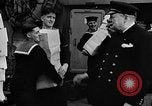 Standbild britischen Matrosen Schiff Hafen Neufundland, 1941, aus Sekunde 28 historischem Filmmaterial Videoclip 65675049358