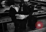 Standbild britischen Matrosen Schiff Hafen Neufundland, 1941, aus Sekunde 29 historischem Filmmaterial Videoclip 65675049358