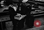 Standbild britischen Matrosen Schiff Hafen Neufundland, 1941, aus Sekunde 30 historischem Filmmaterial Videoclip 65675049358