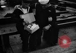 Standbild britischen Matrosen Schiff Hafen Neufundland, 1941, aus Sekunde 32 historischem Filmmaterial Videoclip 65675049358