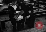Standbild britischen Matrosen Schiff Hafen Neufundland, 1941, aus Sekunde 35 historischem Filmmaterial Videoclip 65675049358