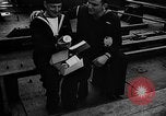 Standbild britischen Matrosen Schiff Hafen Neufundland, 1941, aus Sekunde 37 historischem Filmmaterial Videoclip 65675049358
