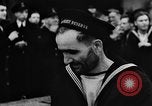 Standbild britischen Matrosen Schiff Hafen Neufundland, 1941, aus Sekunde 49 historischem Filmmaterial Videoclip 65675049358