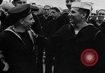 Standbild Crew der USS Augusta besuchen HMS Prince of Wales Schiff Hafen Neufundland, 1941, aus Sekunde 30 historischem Filmmaterial Videoclip 65675049359
