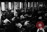 Immagine di Macchina per la fabbricazione della pistola all'ARSENAL Watervliet New York USA, 1940, secondo 1 filmato di repertorio 65675049376