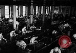 Immagine di Macchina per la fabbricazione della pistola all'ARSENAL Watervliet New York USA, 1940, secondo 3 filmato di repertorio 65675049376